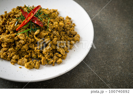 Stir Fried Pork with Yellow Curry Paste 100740892