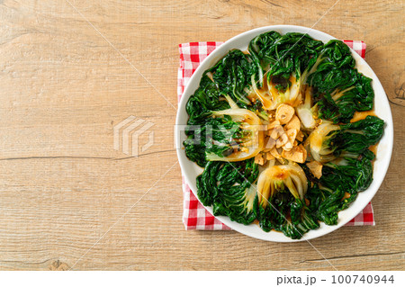 baby Chinese cabbage with oyster sauce and garlic 100740944