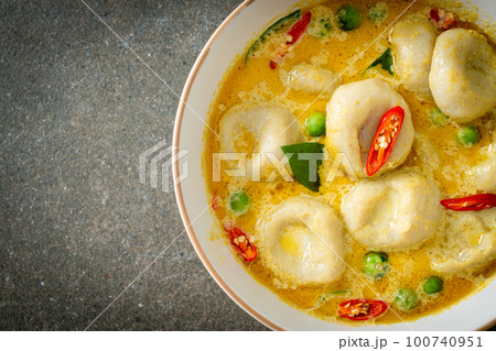Green curry soup with Fish ball 100740951
