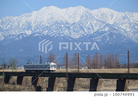 立山連峰と常願寺川橋梁を渡る富山地方鉄道14760形電車 100740993