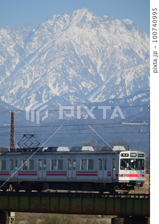 剣岳と常願寺川橋梁を渡る富山地方鉄道17480形電車 100740995