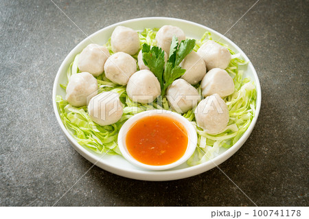 Boiled Fish Balls with Spicy Sauce 100741178