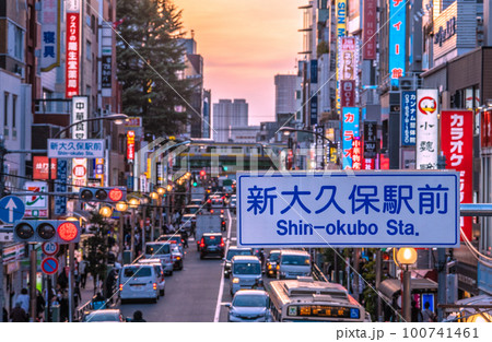 日本の東京都市景観 3月。新大久保駅前や大久保駅(画面奥)などを望む 日本の東京都市景観 3月。新大久保駅前や大久保駅(画面奥)などを望む 100741461
