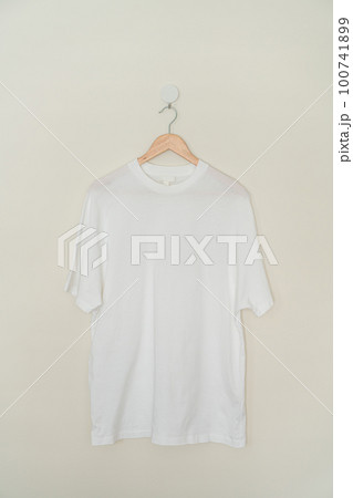 t-shirt hanging with wood hanger t-shirt hanging with wood hanger 100741899