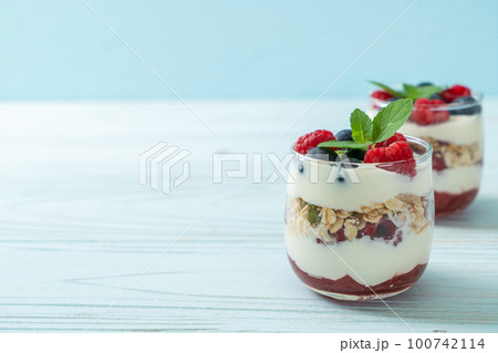 homemade raspberry and blueberry with yogurt and granola 100742114