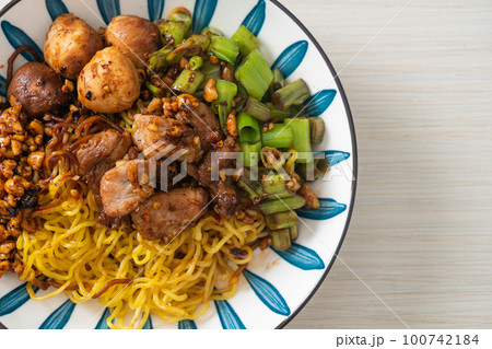 dried egg noodle with pork and meatball 100742184