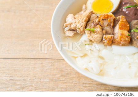 paste of rice flour or boiled Chinese pasta square in clear soup 100742186