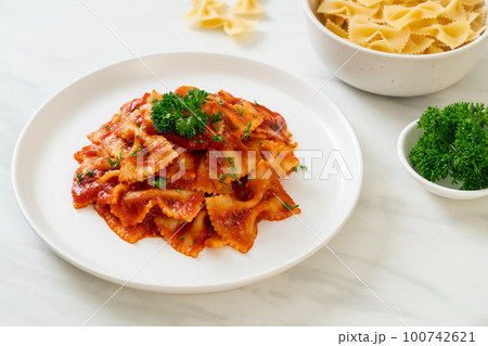 farfalle pasta in tomato sauce with parsley farfalle pasta in tomato sauce with parsley 100742621