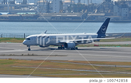 羽田空港ルフトハンザ航空A350タキシング 100742858