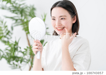 デンタルケア　ホワイトニング　笑顔 100743057