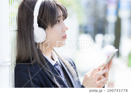 ヘッドフォンで音楽を聴く女子高生 ヘッドフォンで音楽を聴く女子高生 100743778