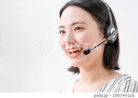 オペレーター　ヘッドセット　ビジネス　女性 100744128