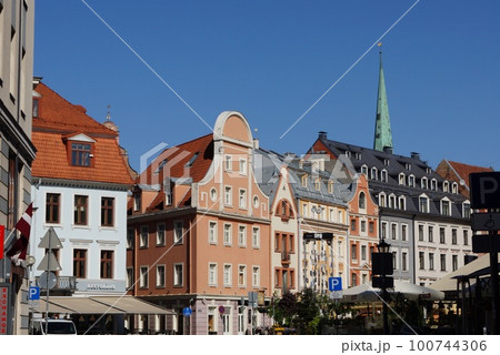 ラトビア リガ 聖ペテロ教会周辺の街並み 100744306