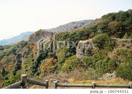 碧空と紅葉がキレイな寒霞渓_小豆島 100744331