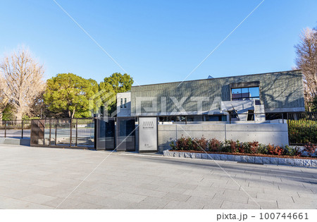 東京都台東区上野　快晴の国立西洋美術館 100744661