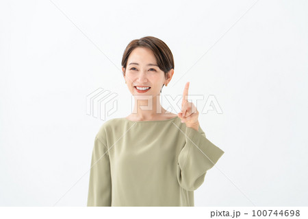 オフィスカジュアル 女性 指差し オフィスカジュアル 女性 指差し 100744698