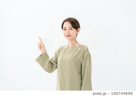 オフィスカジュアル　女性　指差し 100744699
