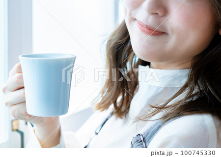 コーヒーを飲む女性の手元【パーツカット】 コーヒーを飲む女性の手元【パーツカット】 100745330