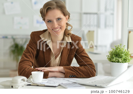 Portrait of young businesswoman Portrait of young businesswoman 100746129
