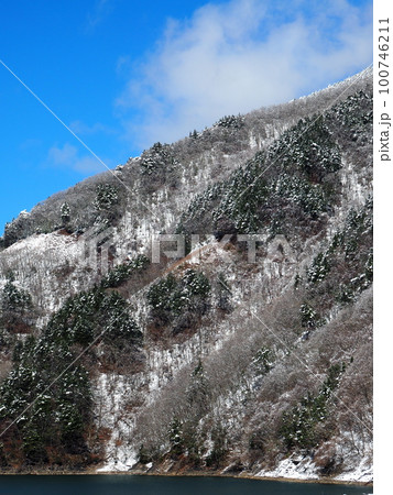 信州残雪の山 100746211