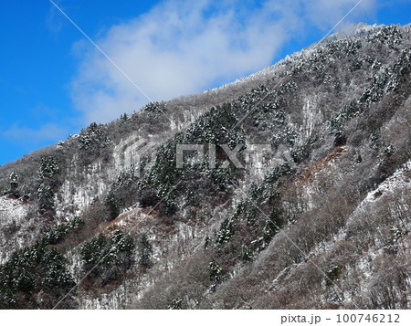 信州残雪の山 100746212