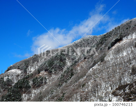信州残雪の山 100746213