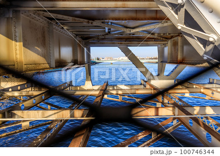 浅草すみだウォークから見た隅田川の風景 100746344