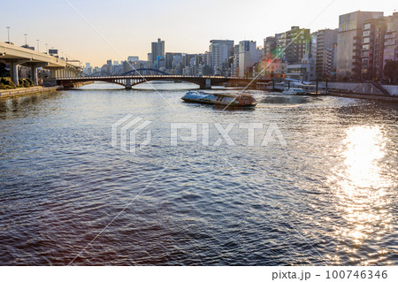 浅草すみだウォークから見た隅田川の風景 100746346