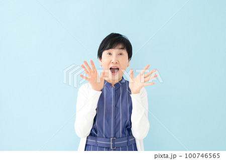 驚く女性 シニア 驚く女性 シニア 100746565