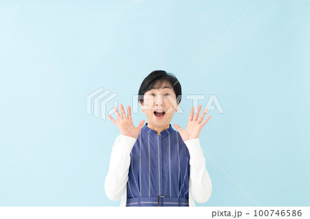 驚く女性 シニア 驚く女性 シニア 100746586