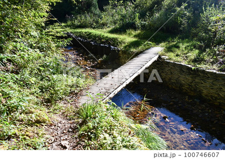 くぐり滝の裏の川に上に架かっていた木製の橋 100746607
