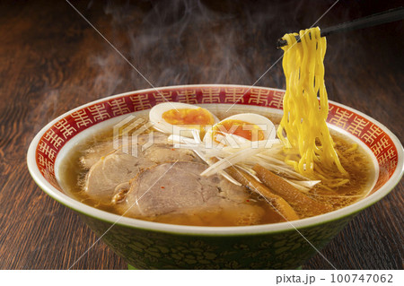 熱々の美味しいラーメン 熱々の美味しいラーメン 100747062