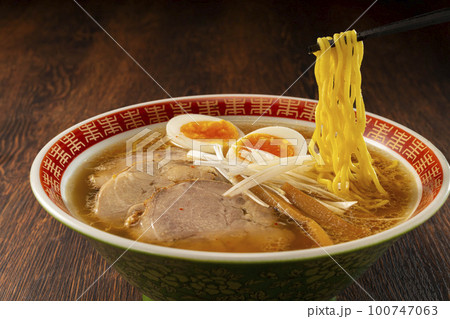 熱々の美味しいラーメン 100747063