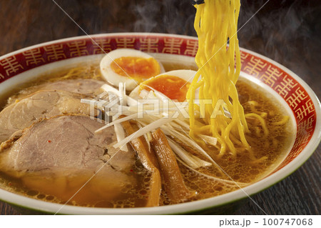熱々の美味しいラーメン 熱々の美味しいラーメン 100747068