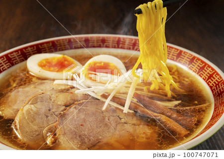 熱々の美味しいラーメン 熱々の美味しいラーメン 100747071