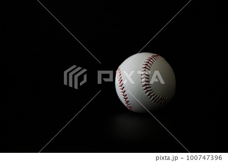 野球 ベースボール 白球クロースアップ スポーツイメージ素材 100747396