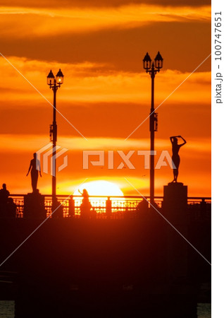 釧路の夕日を見る 100747651