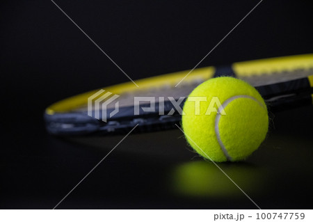 テニスボール ラケット クローズアップ スポーツイメージ素材 100747759