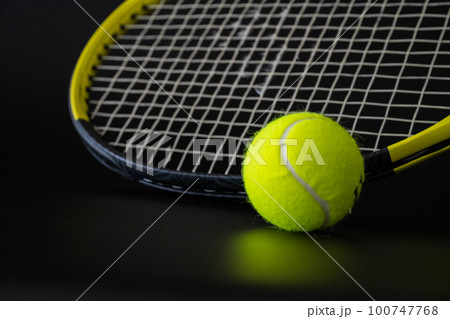テニスボール ラケット クローズアップ スポーツイメージ素材 100747768