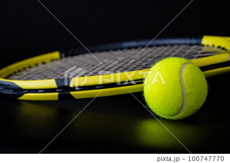 テニスボール ラケット クローズアップ スポーツイメージ素材 100747770