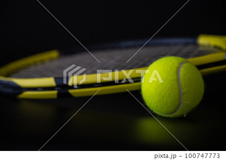 テニスボール ラケット クローズアップ スポーツイメージ素材 100747773