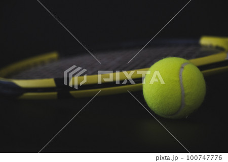 テニスボール ラケット クローズアップ スポーツイメージ素材 100747776