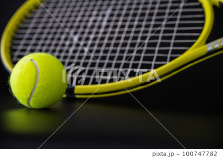 テニスボール ラケット クローズアップ スポーツイメージ素材 100747782
