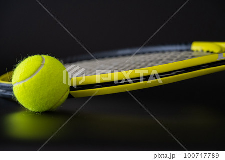 テニスボール ラケット クローズアップ スポーツイメージ素材 100747789