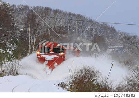 冬の宗谷本線を走るラッセル車 100748383