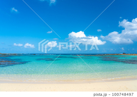 【鹿児島県】奄美大島 土盛海岸の青い海と青い空 【鹿児島県】奄美大島 土盛海岸の青い海と青い空 100748497