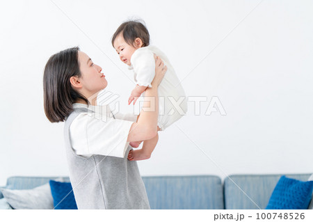 赤ちゃんをあやすお母さん たかいたかい 赤ちゃんをあやすお母さん たかいたかい 100748526