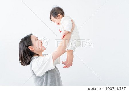 赤ちゃんをあやすお母さん たかいたかい 赤ちゃんをあやすお母さん たかいたかい 100748527