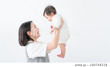 赤ちゃんをあやすお母さん たかいたかい 赤ちゃんをあやすお母さん たかいたかい 100748528