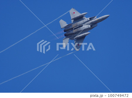 航空祭で機動飛行を行う航空自衛隊のF-15 100749472